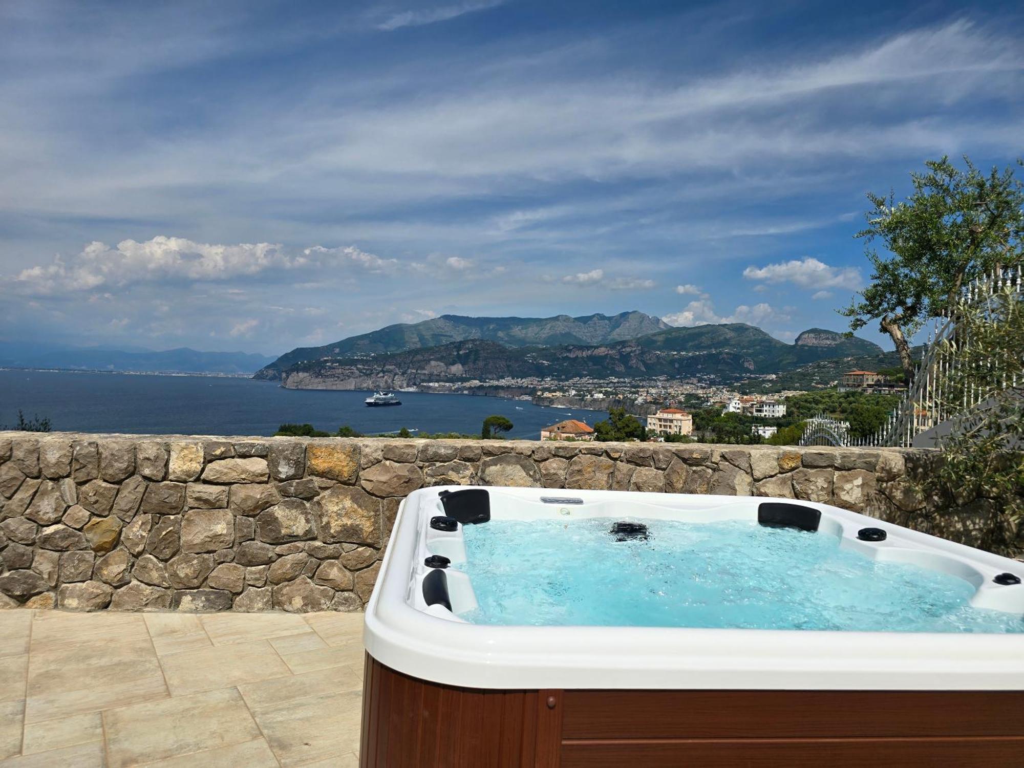Apartment Laca - Sensational Coast View With Jacuzzi